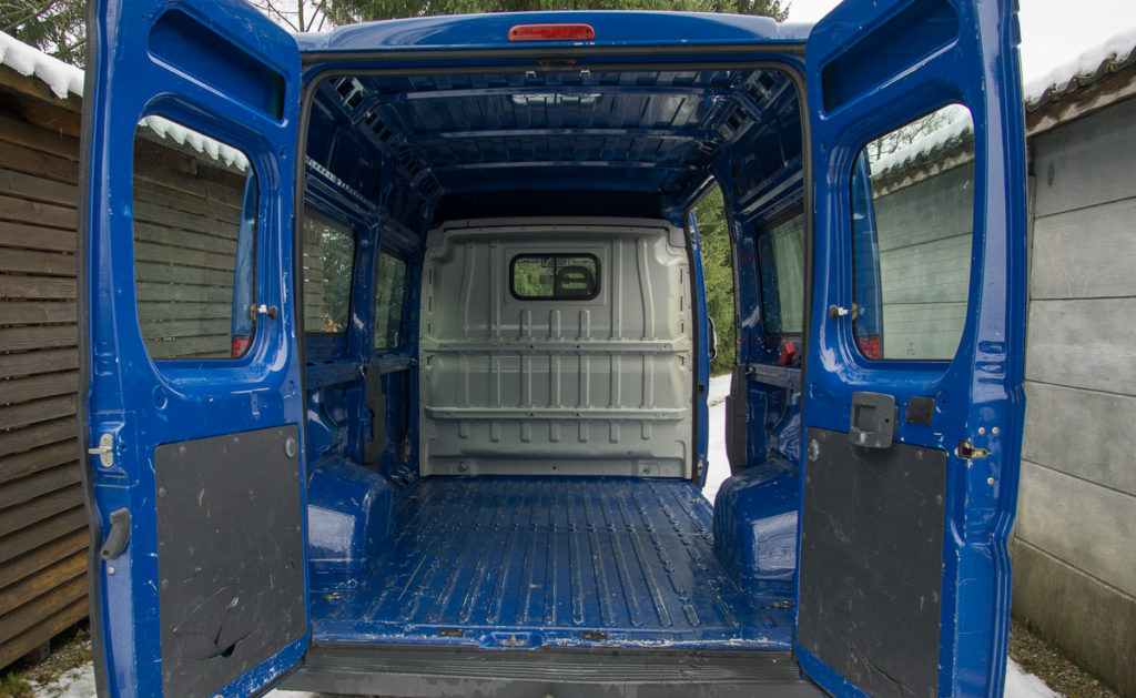 Foto leerer Lieferwagen mit offenen Hecktüren