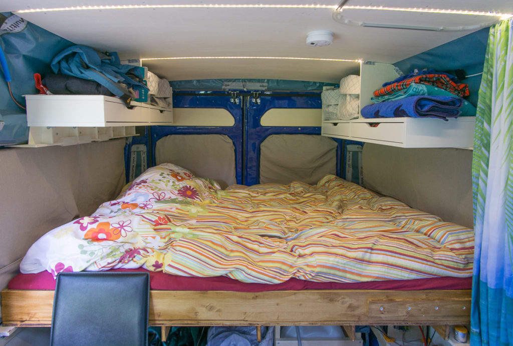 Bett mit Verdunkelung
