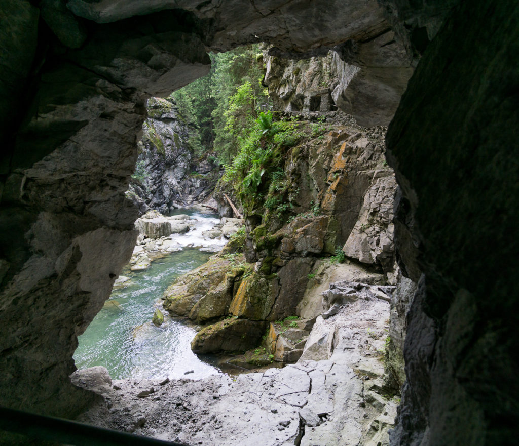 Sicht durch den Felsbogen in die Rofflaschlucht