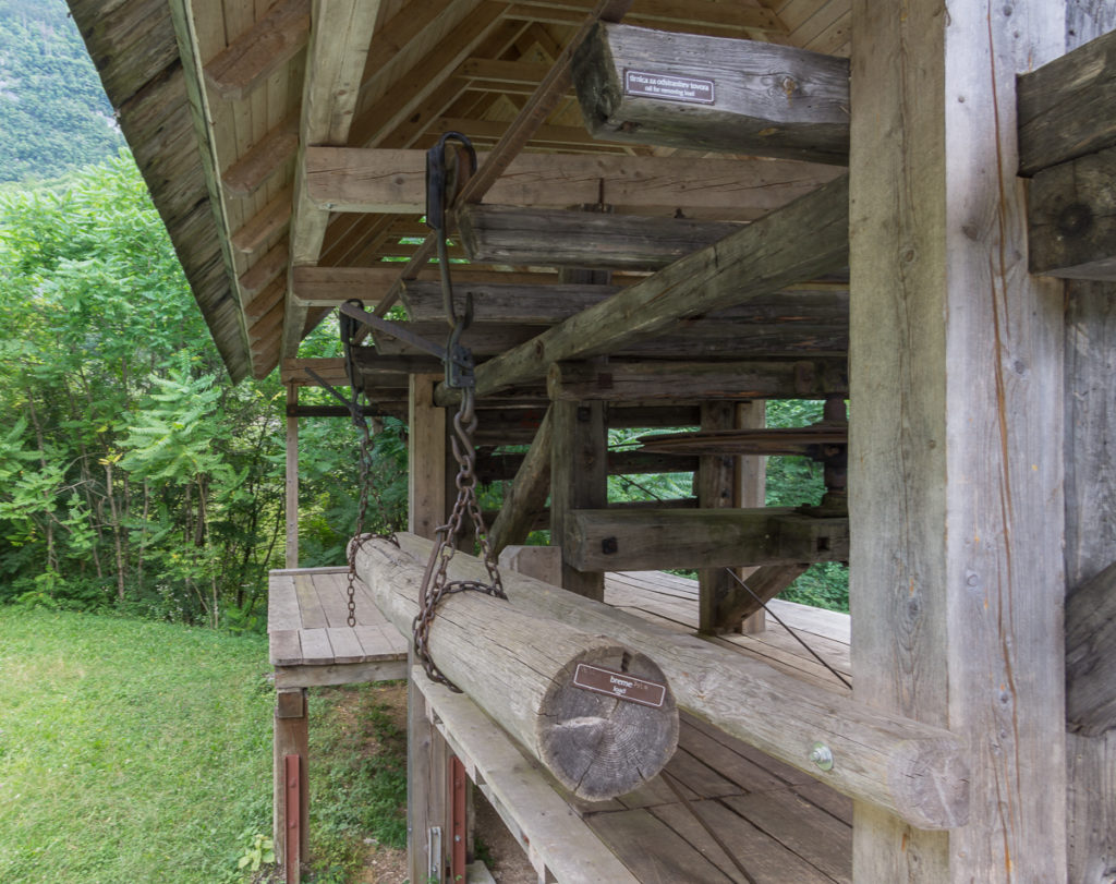 Baumstamm in Ketten an der Seilbahn
