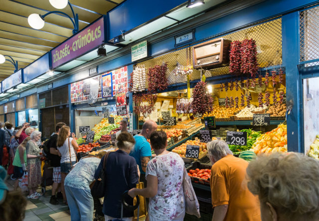 Personen stehen am Marktstand